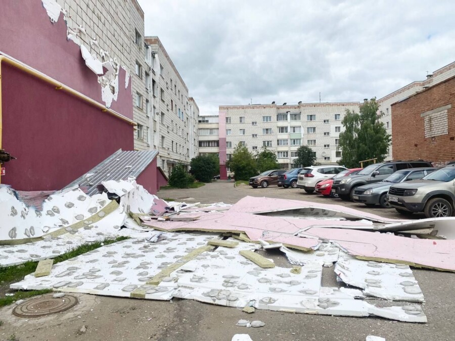 Стена лежит: жители дома в Костроме ахнули от качества ремонта