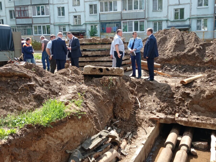 Чиновники проверили, как ремонтируют дырявые трубы в Костроме