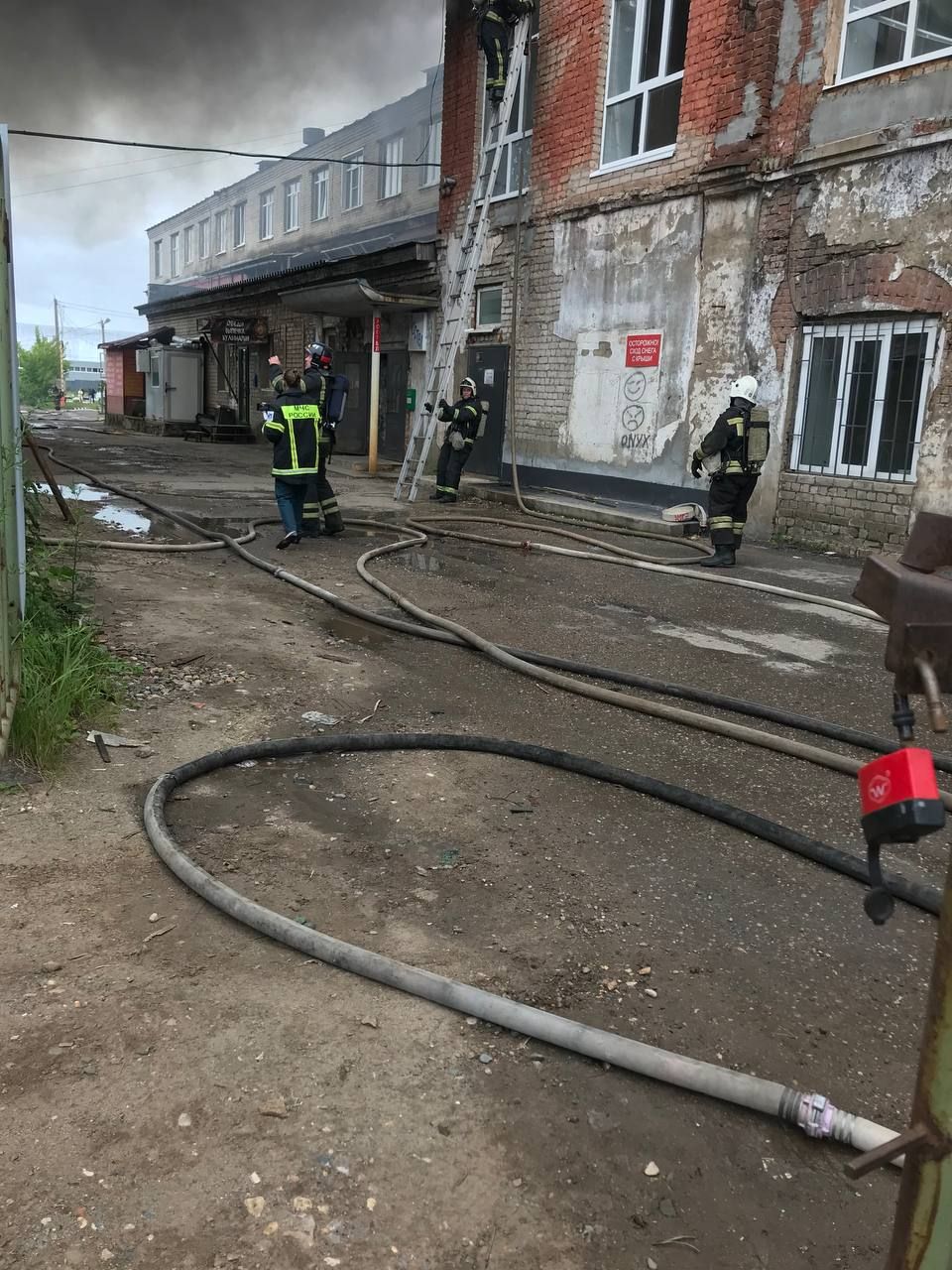 Жуткий пожар: здание полыхает на берегу реки Белилка в Костроме