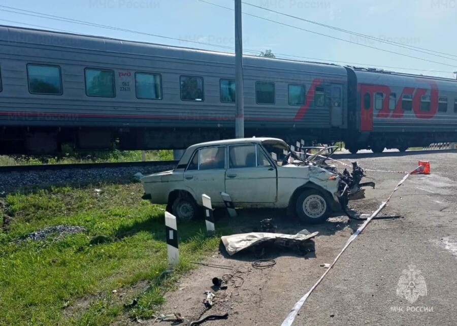 Жуть: легковушка столкнулась с поездом под Костромой