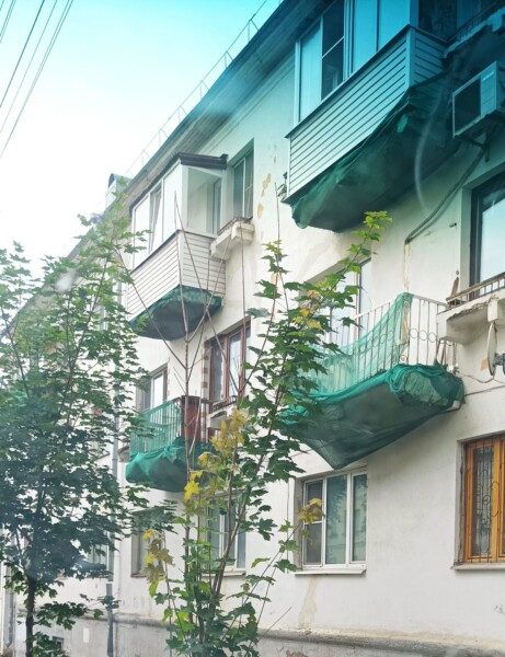 Еле держатся: жуткого вида балконы обнаружили в центре Костромы