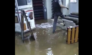 Реки зловонной канализации затопили магазин в Костроме