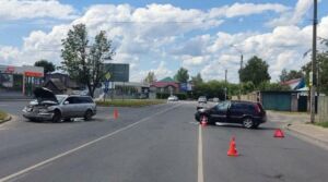 Две машины попали в серьезную аварию на перекрестке в Костроме