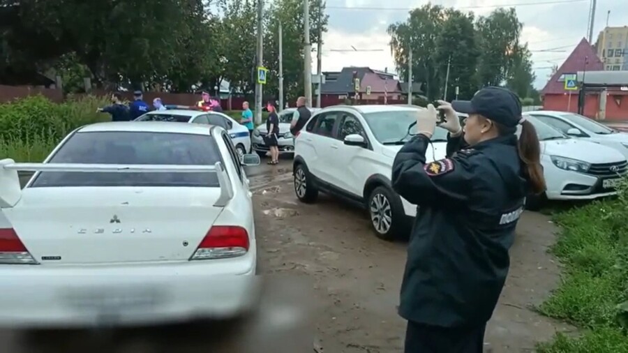 Экшн: полицейский запрыгнул на автомобиль во время задержание водителя в Костроме