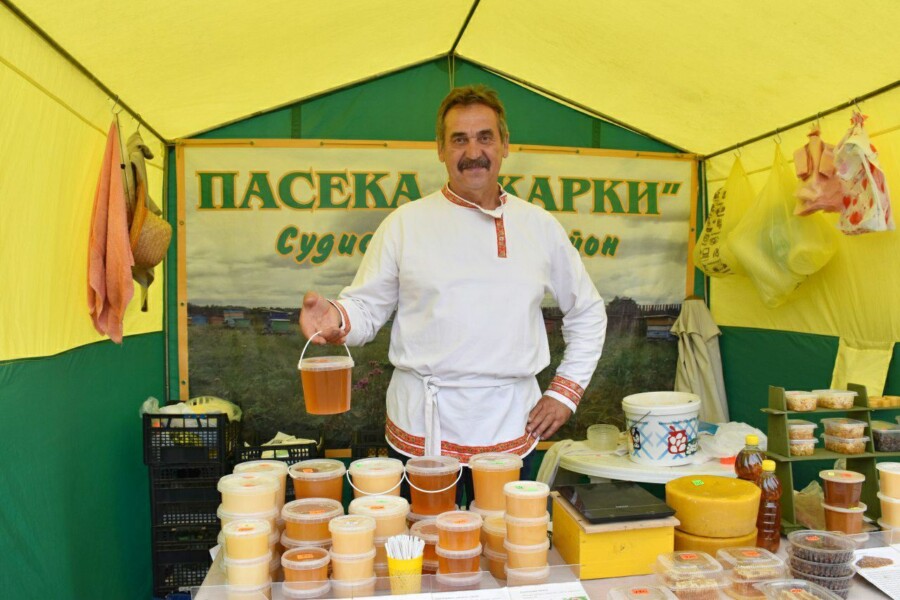 Горожане и туристы купили больше двух тонн меда в центре Костромы