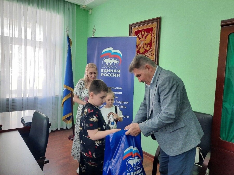 14 тысяч детей из новых регионов получили школьные наборы от «Единой России»