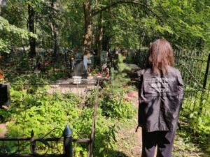Тело прикрыли венками: на кладбище в Костроме произошло жуткое убийство