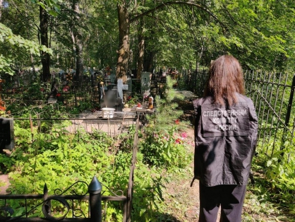 Тело прикрыли венками: на кладбище в Костроме произошло жуткое убийство