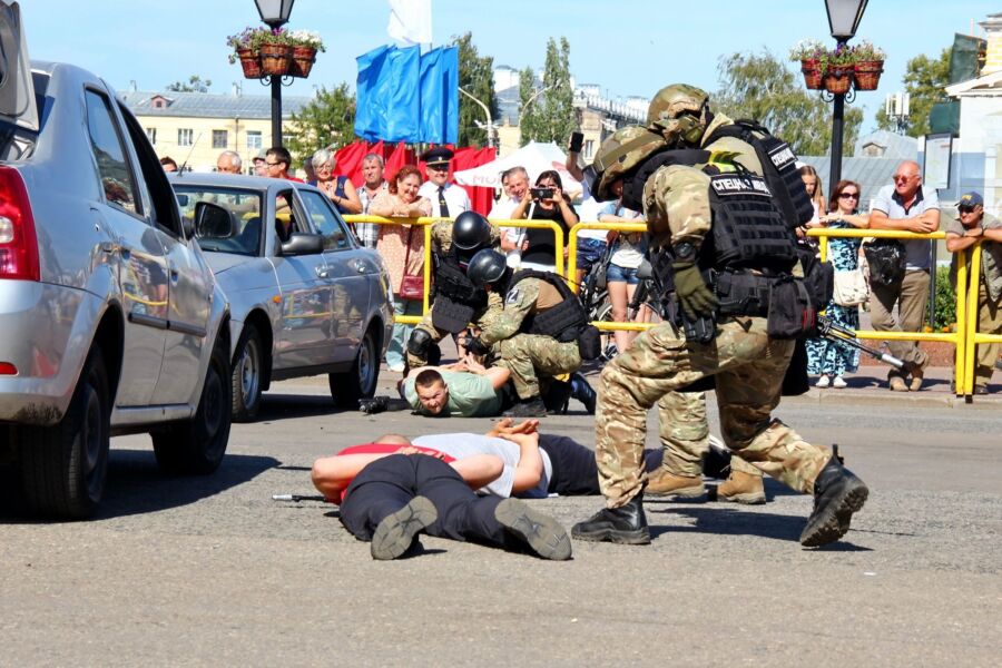 Эффектная стрельба и взрывы: полиция показала всю мощь в центре Костромы