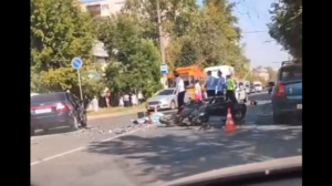 Тело на дороге: жуткая авария с мотоциклом только что произошла в Костроме