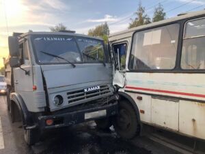 Пострадали пассажиры: КАМАЗ столкнулся с автобусом в Костроме