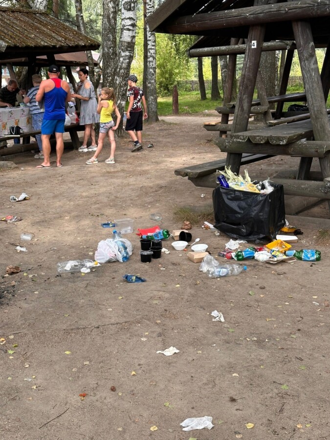 Ужасная грязь и пустые бутылки: костромской парк утонул в мусоре после праздников
