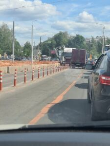 На путепроводе в Костроме снова застряла фура: растянулась пробка