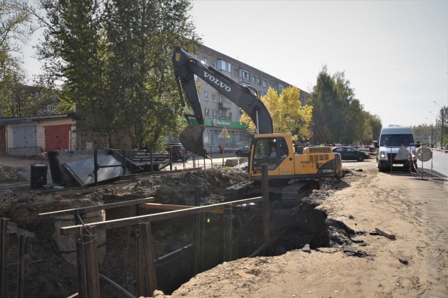 Рабочие уделяют особое внимание ливневкам во время ремонта дорог в Костроме