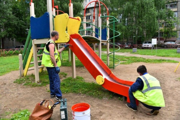 Устанавливающую детские площадки в Костроме компанию будут ругать за безразличие