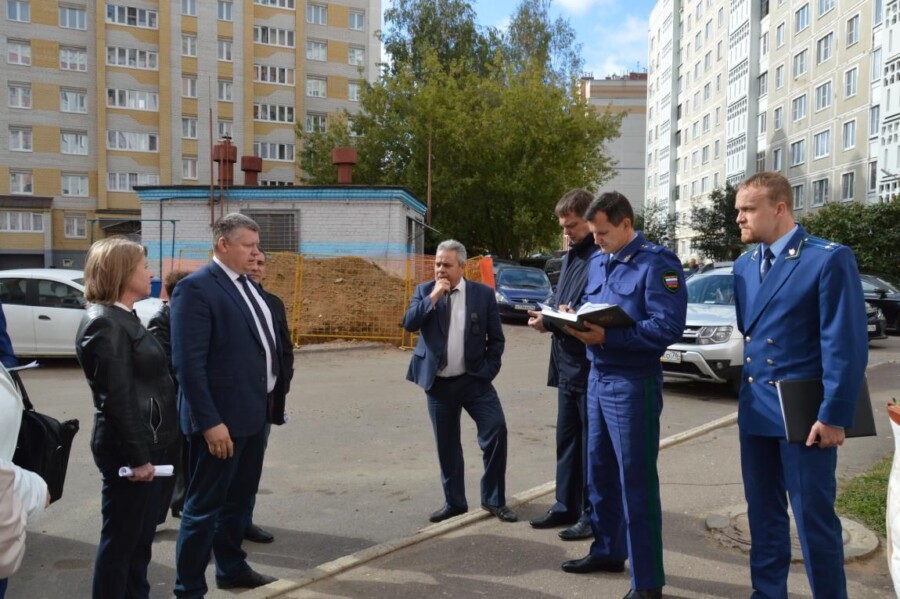 Областной прокурор лично пришел посмотреть на дырявые трубы в Костроме
