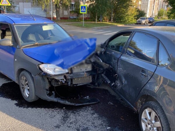 Пассажирка иномарки пострадала во время аварии в Костроме