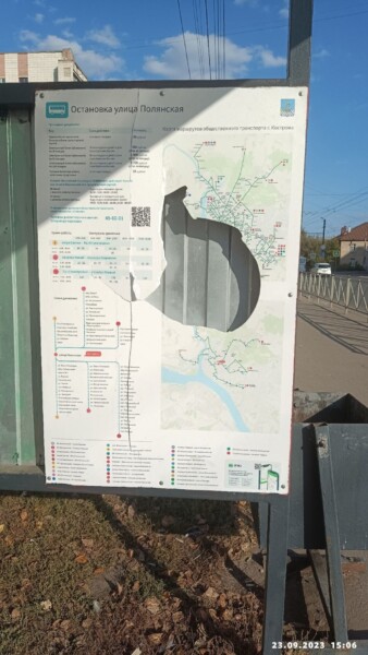 Кому мешала? Вандалы отыгрались на карте автобусов на одной из остановок в Костроме
