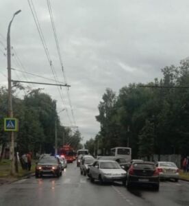 Начинающий водитель устроил аварию с 3 машинами и сбил пешехода в Костроме