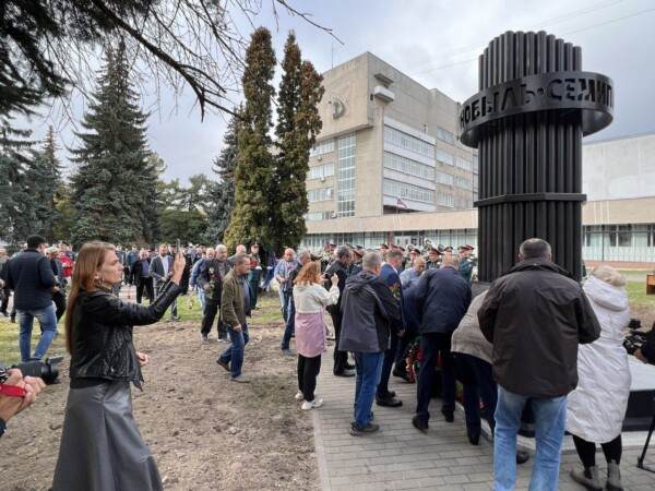 Новый четырехметровый памятник в виде атомного реактора открыли в Костроме