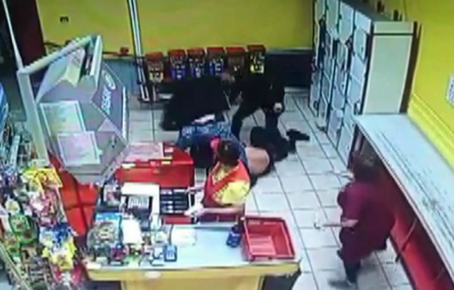 Костромича жестоко избили в магазине за поимку воришки дезодорантов: видео