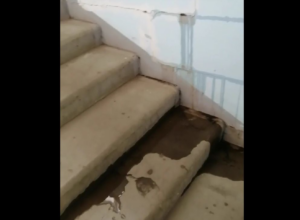 Затопило два этажа: костромские новостройки превратились в водопады
