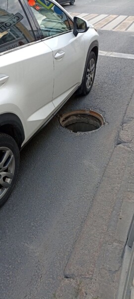 Забыли закрыть: дыра на дороге в центре Костромы пугает своим видом водителей