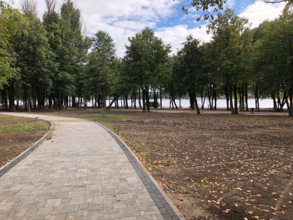 Починили наполовину: ремонт парка у КГУ и набережной у Московской заставы продолжается
