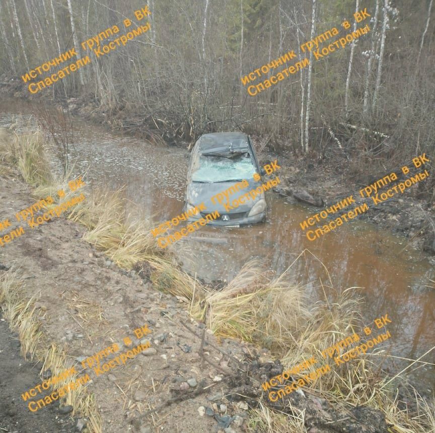 Автомобиль рухнул в водоем с костромской трассы
