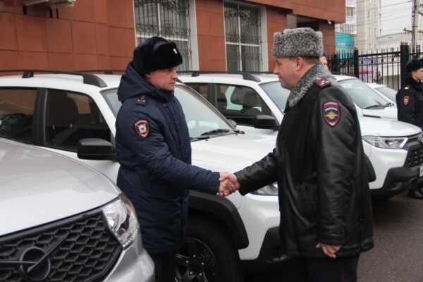 Костромским полицейским подарили автомобили на профессиональный праздник