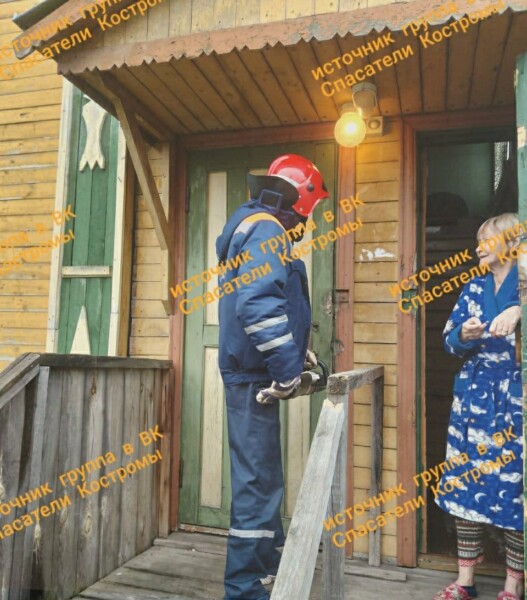 Сотрудники пожарно-спасательной службы спасли жизнь костромской старушки
