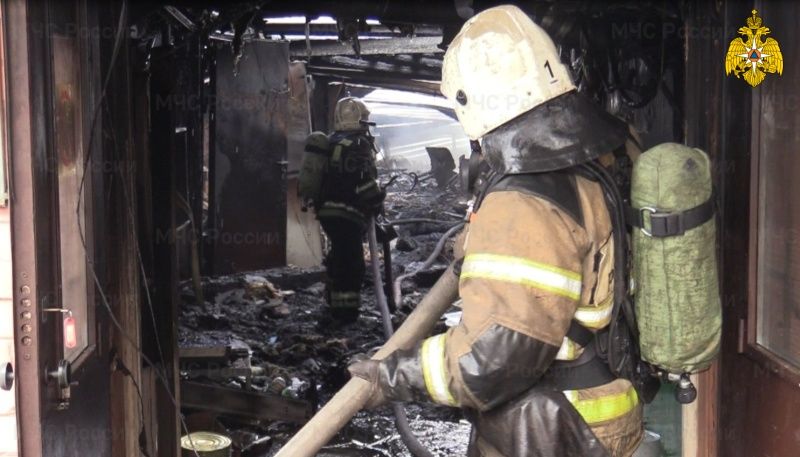 До последнего пытались спасти: как костромские пожарные 18 часов тушили полыхающий “Полигон”