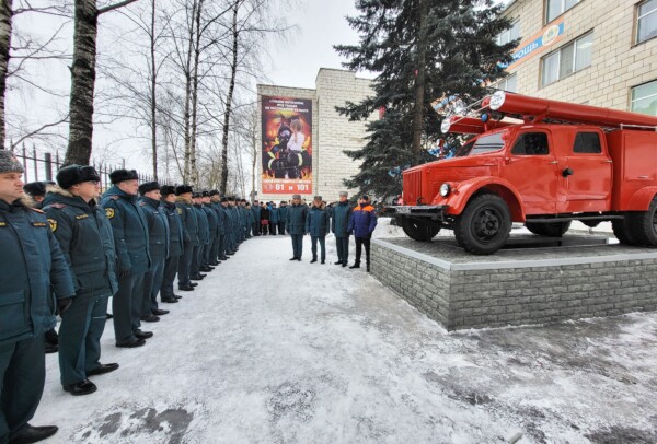 Новый памятник в красных тонах открыли в Костроме