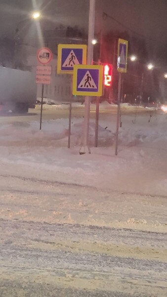 Перестарались: улицы в Костроме уставили знаками и спрятали светофоры