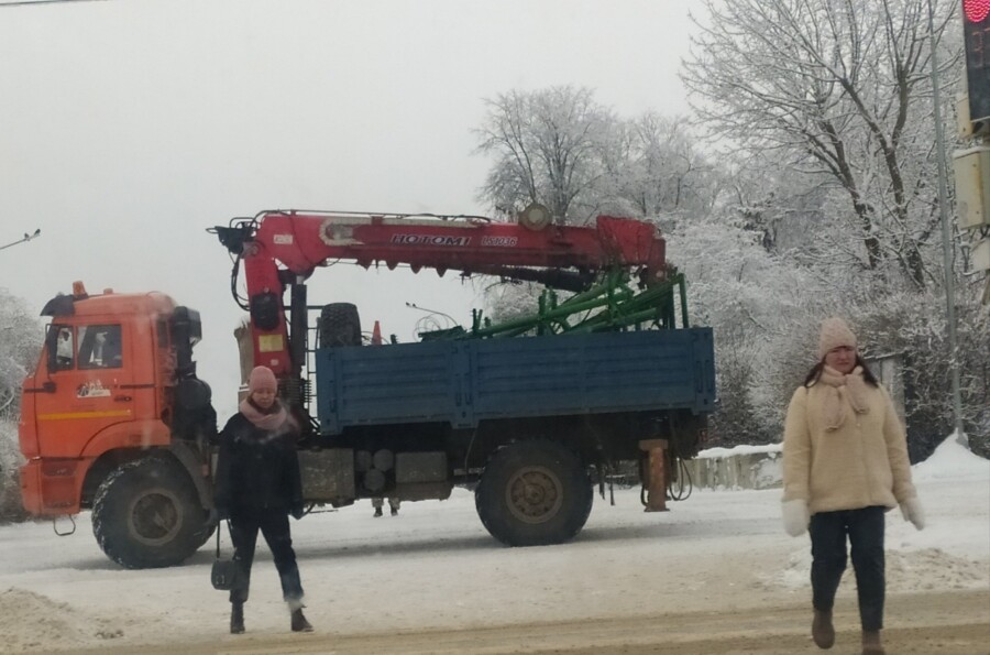Главную новогоднюю елку начали собирать в центре Костромы