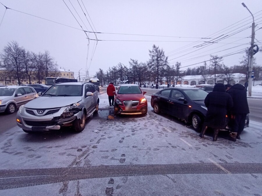 Женщина пострадала во время аварии в центре Костромы