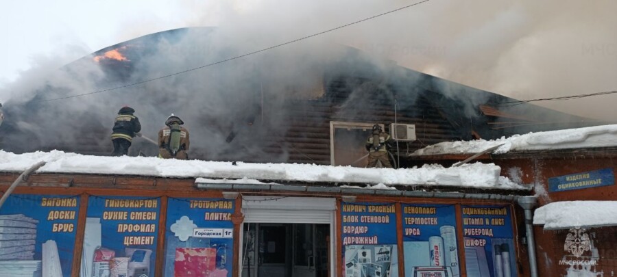 Тушили 6 часов: подробности крупного пожара в строительном магазине Костромы