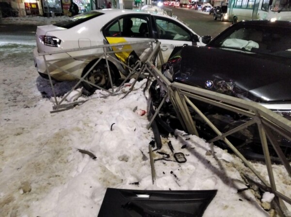 Пассажирку такси госпитализировали после аварии в Костроме