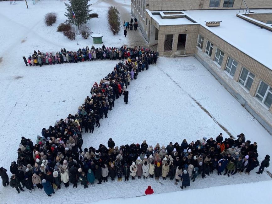 Костромские школьники выстроились в огромную букву Z в минус 14 градусов