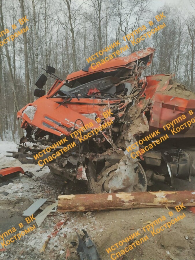 Водитель КАМАЗа погиб во время аварии на костромской трассе