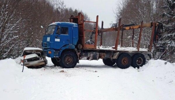 КАМАЗ раздавил легковушку на трассе в Костромской области