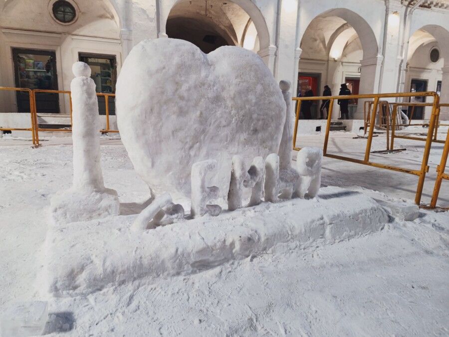 «Семью» разрушили на фестивале ледовых скульптур в Костроме