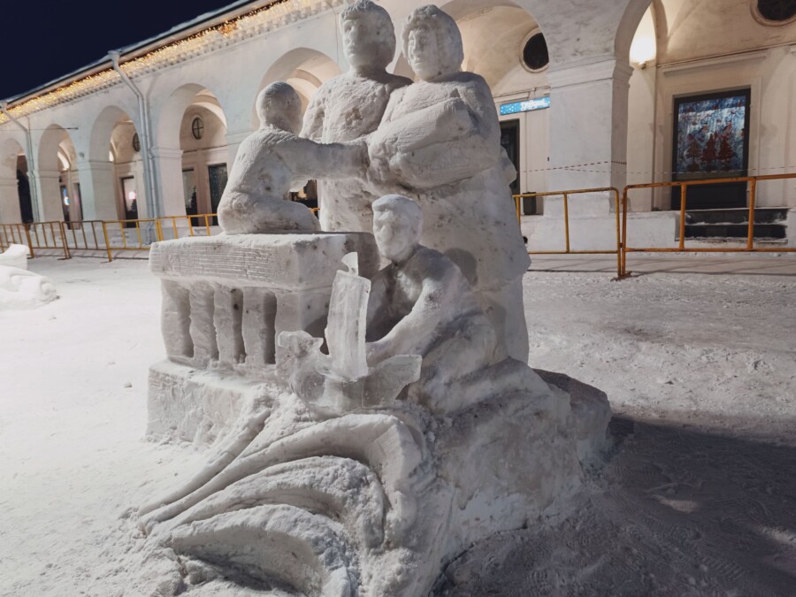 Семья снеговичков и любовь: собрали всю красоту с фестиваля ледовых скульптур в Костроме