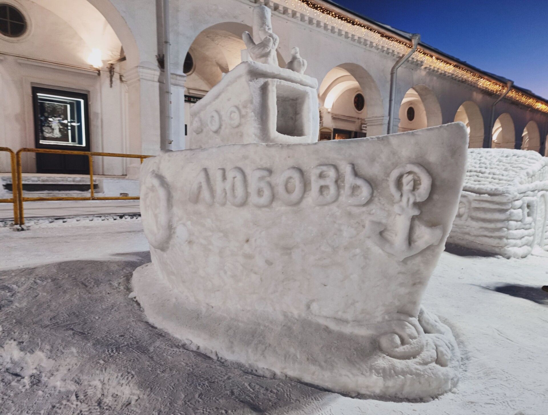 Семья снеговичков и любовь: собрали всю красоту с фестиваля ледовых скульптур в Костроме