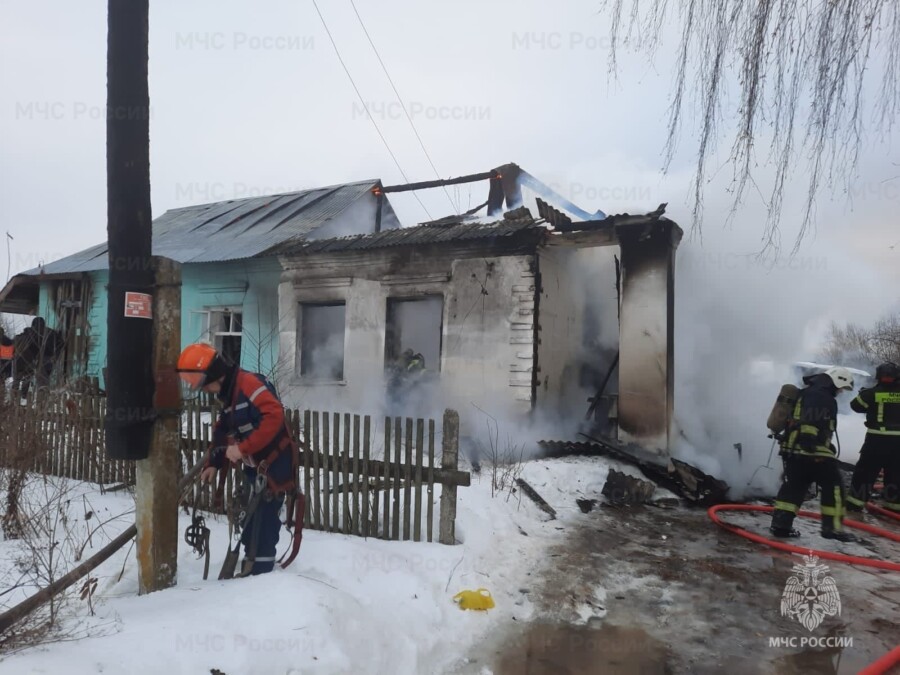 Малышей госпитализировали в больницу после страшного пожара под Костромой
