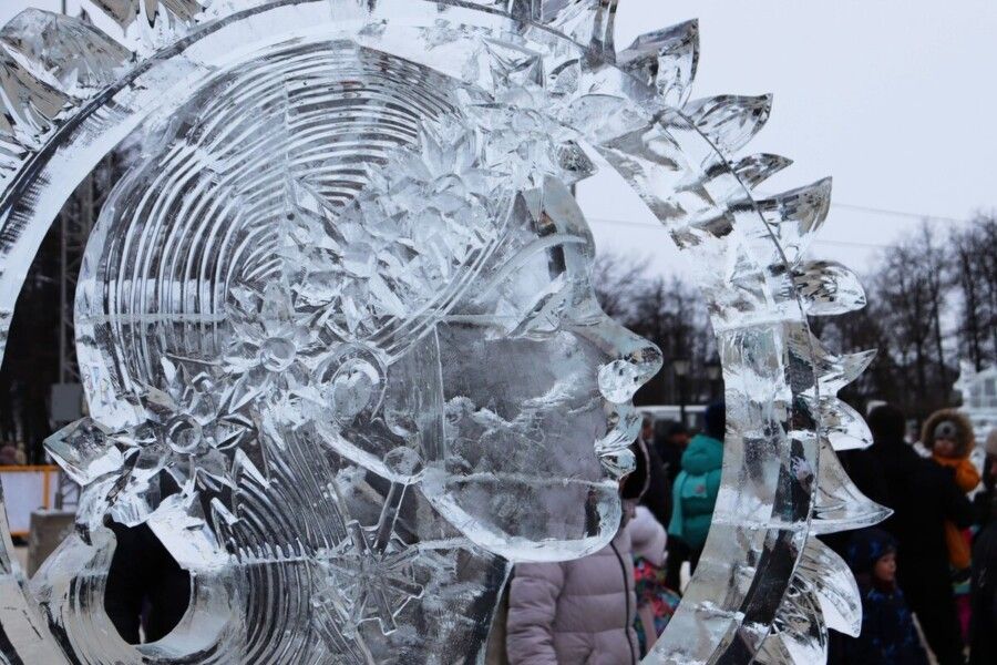 Лед подвел участников фестиваля ледовых скульптур в Костроме