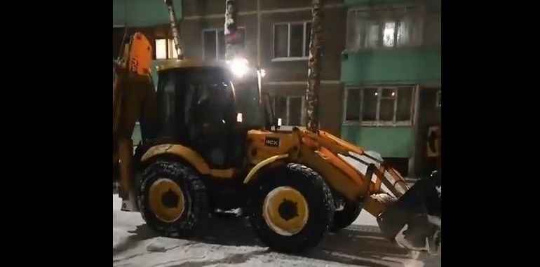 Веселый трактор расчищает дворы в Костроме под детские песенки