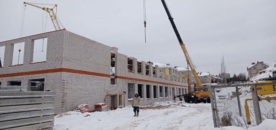 Новую школу в Костроме пообещали достроить в этом году