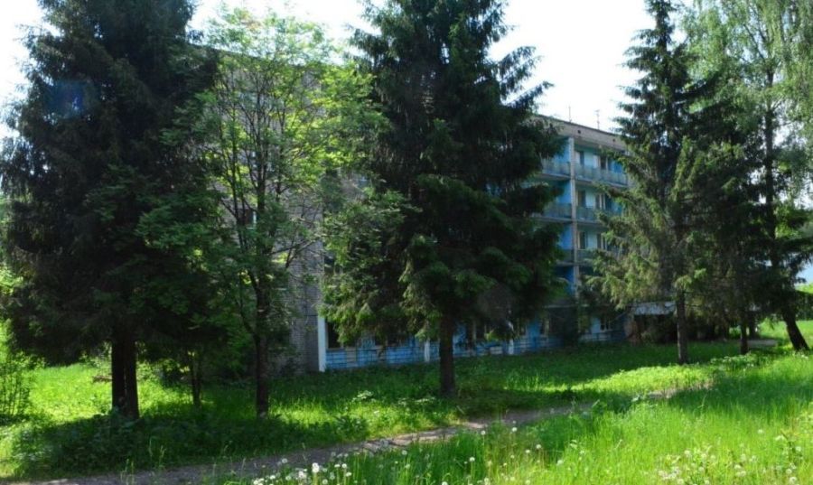 Деревья массово срубят в парке у санатория «Костромской»