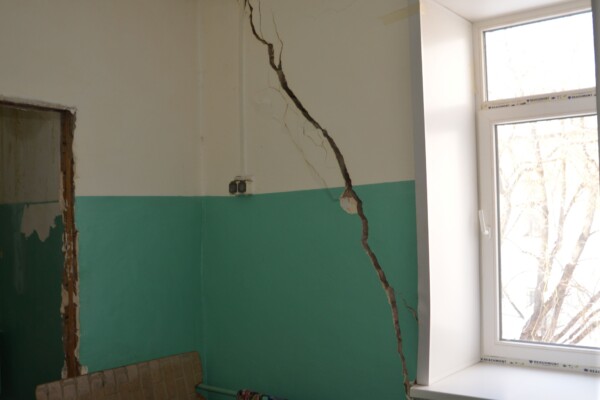 Либо рухнет, либо взорвется: скандальное общежитие закрыли в Костроме
